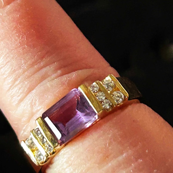 RING, RECTANGLE AMETHYST WITH 10 ROUND SIDESTONES, 14kt GOLD PLATE ON SILVER, - Picture 1 of 6